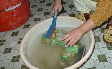 白色鞋子怎么样可以洗干净？