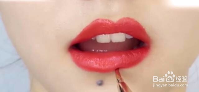自贡玲丽彩妆教大家如何用一支口红化出八种唇妆