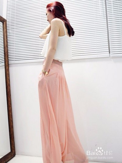 粉色阔腿裤怎么搭配