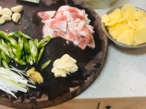 怎么做五花肉炒土豆片