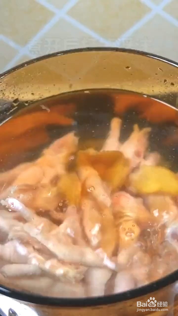 如何制作吮指鸡爪？