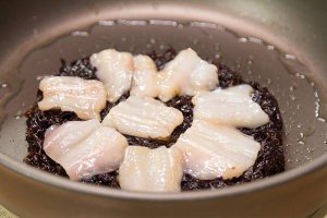 教大家做香煎紫菜豆腐鱼