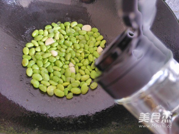 蛋清炒毛豆的做法
