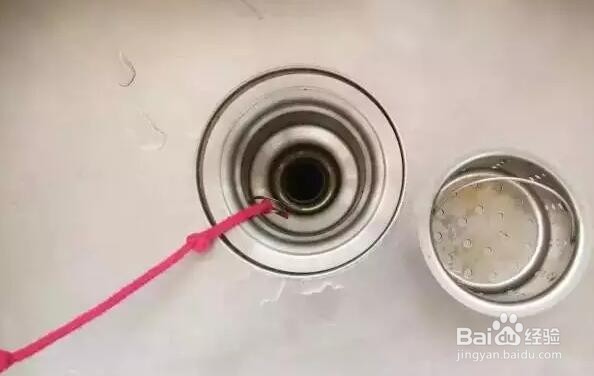 下水道堵了,她随手丢进两块药片就疏通了!