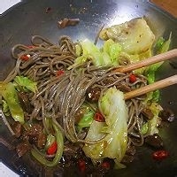 如何制作美味的干拌牛肉荞麦面