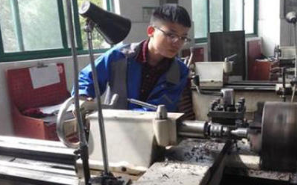 车工是干什么工作的