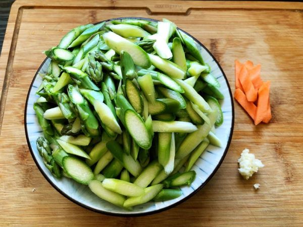 低脂鲜美的素炒芦笋