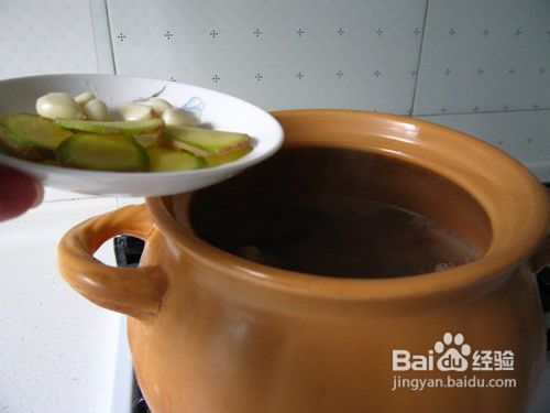 怎样做一款应季的靓汤--粉藕棒骨汤