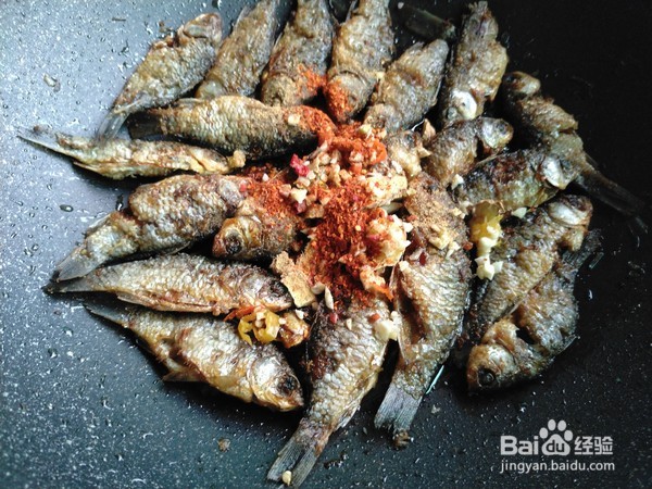 香辣小鲫鱼的做法