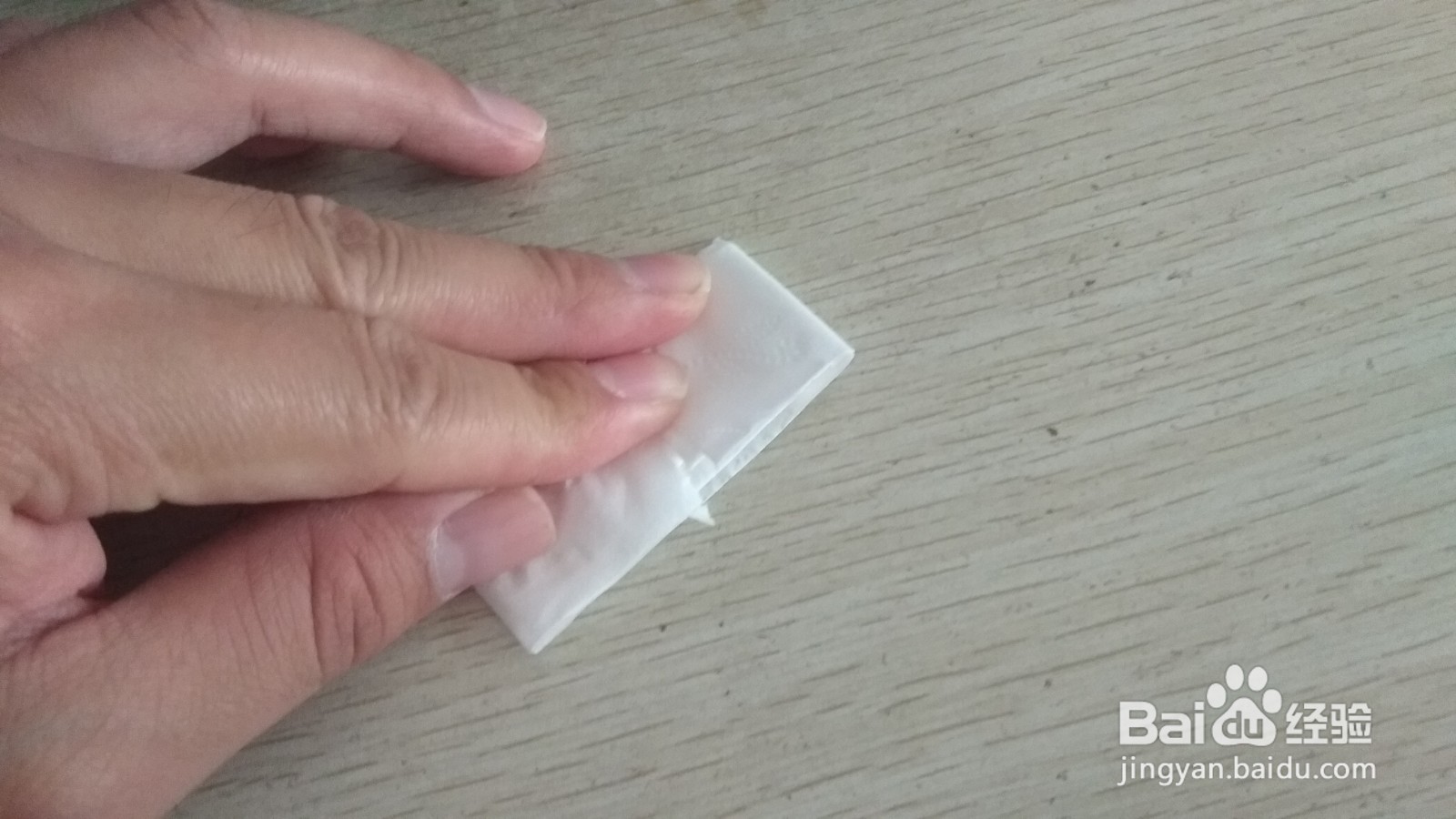 如何用一张长方形手纸做简易的中性笔的支架