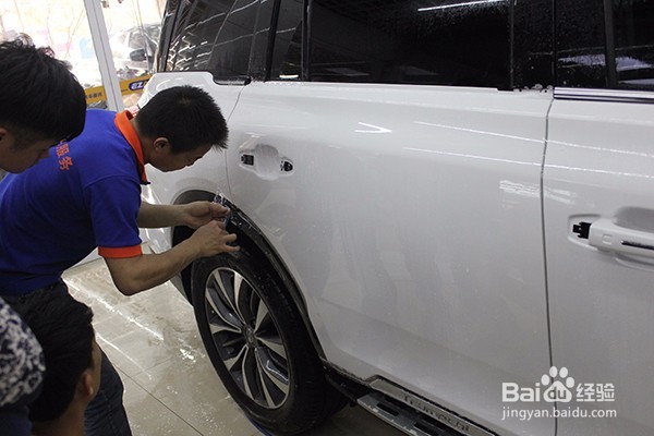 汽车犀牛皮保护膜是怎样覆盖到车漆面的