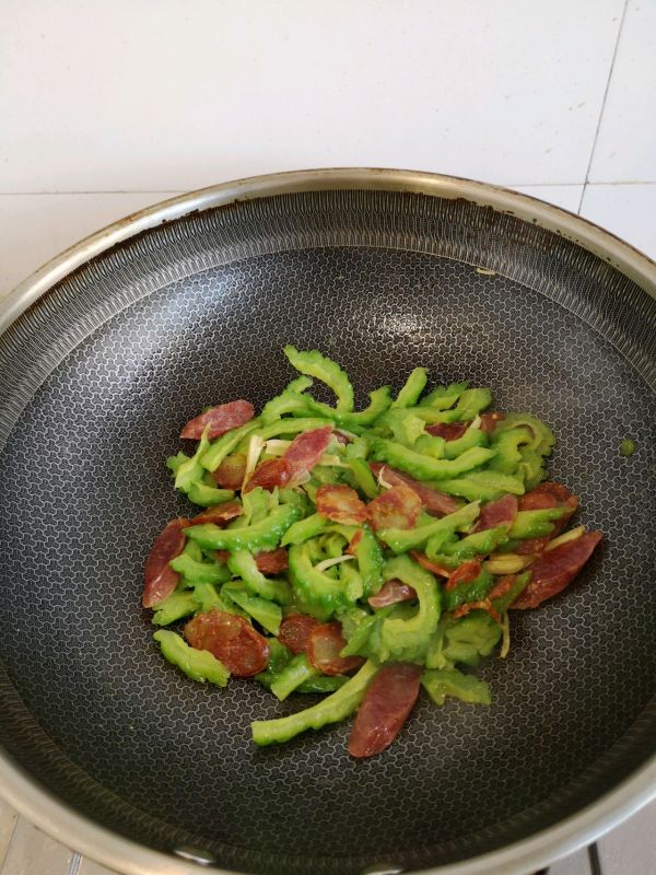 腊肠炒苦瓜青椒