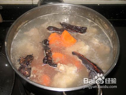胡萝卜淮山猪骨汤