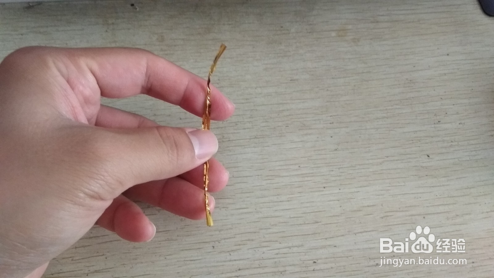 如何用一个面包袋绑绳做简易的手机的支架