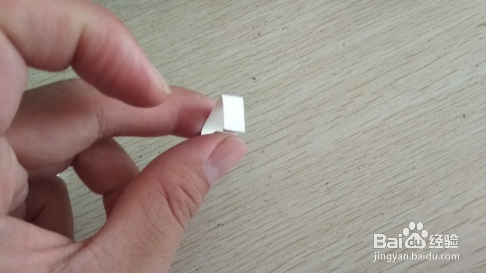 如何用两块小长方形水彩画纸做简易的手机支架