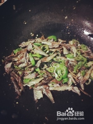 小鱼干炒辣椒的做法