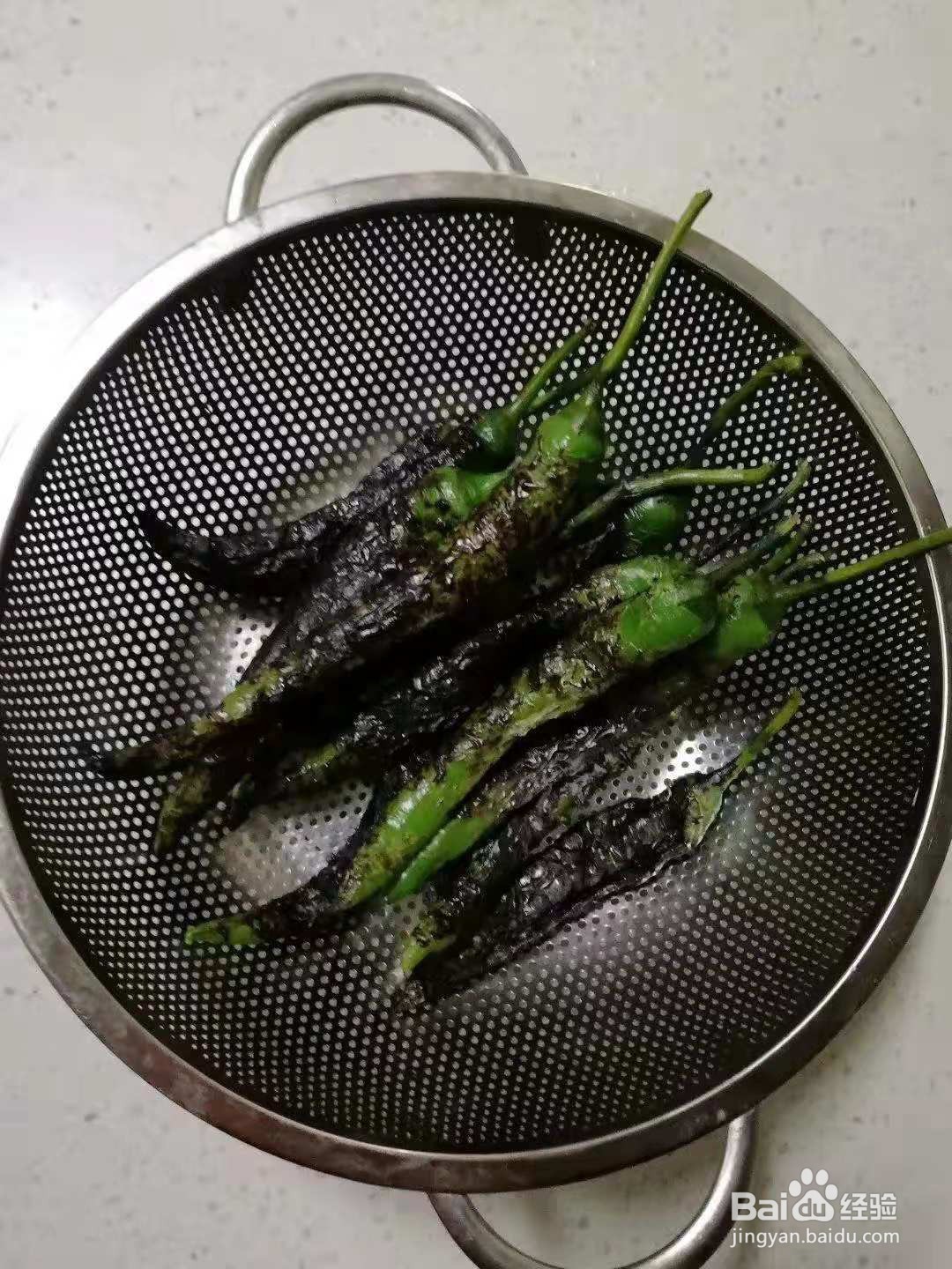 擂辣椒皮蛋的做法