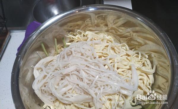 一步步做大家都喜欢的黄瓜豆皮凉拌菜