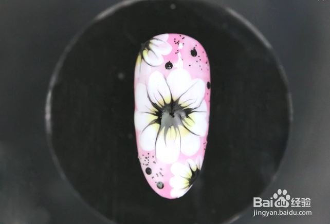 怎样做粉色格子花卉美甲？