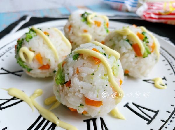 西兰花金枪鱼小饭团