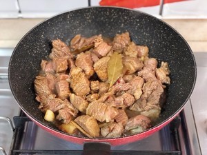 土豆焖牛腩的做法