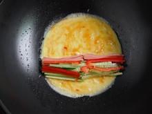 鸡蛋肉松蔬菜卷