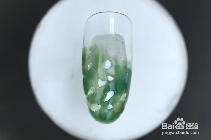 怎样做绿色晕染贝壳美甲？