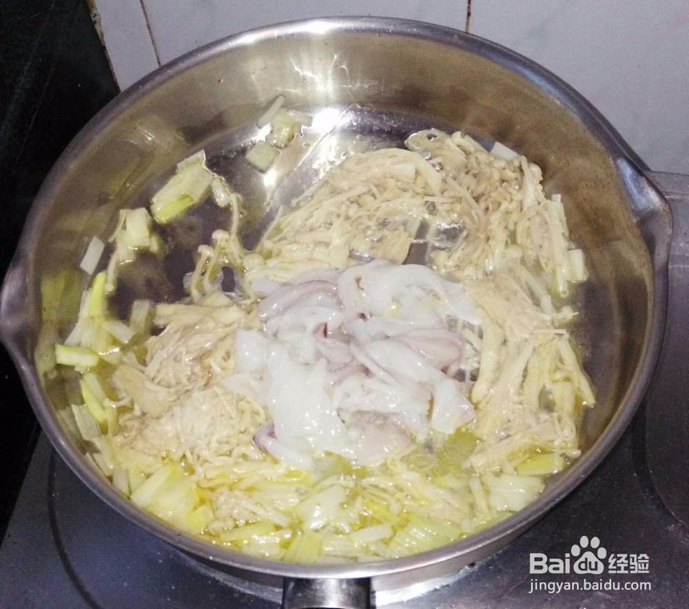 青椒金针菇炒鱿鱼的做法