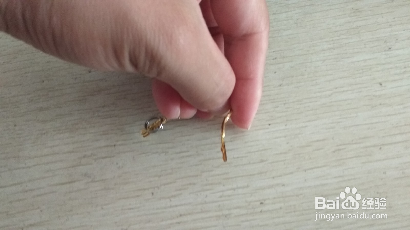 如何用面包袋绑绳和钥匙环做简易的中性笔支架
