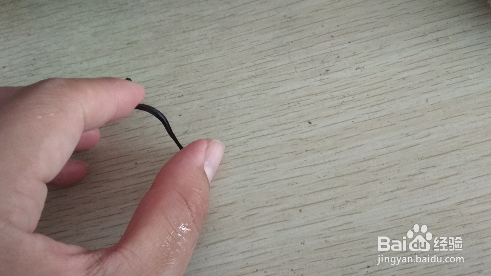 如何用一个数据线绑绳弯曲成简易的中性笔的支架