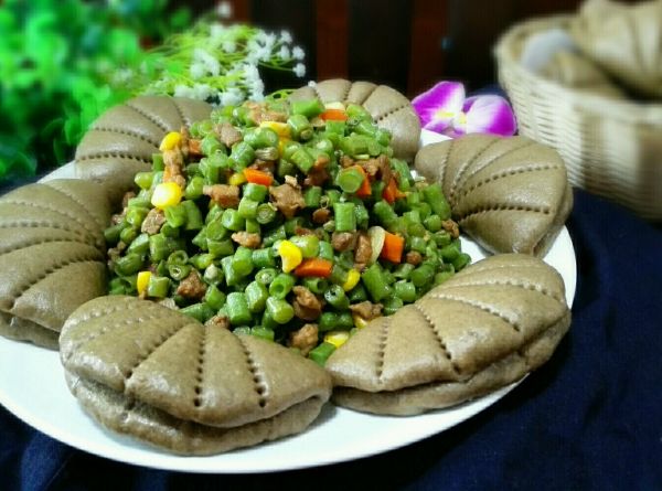荞麦面荷叶夹饼配豆角肉丁