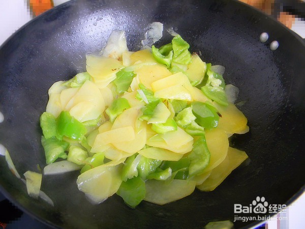 土豆炒青椒的做法