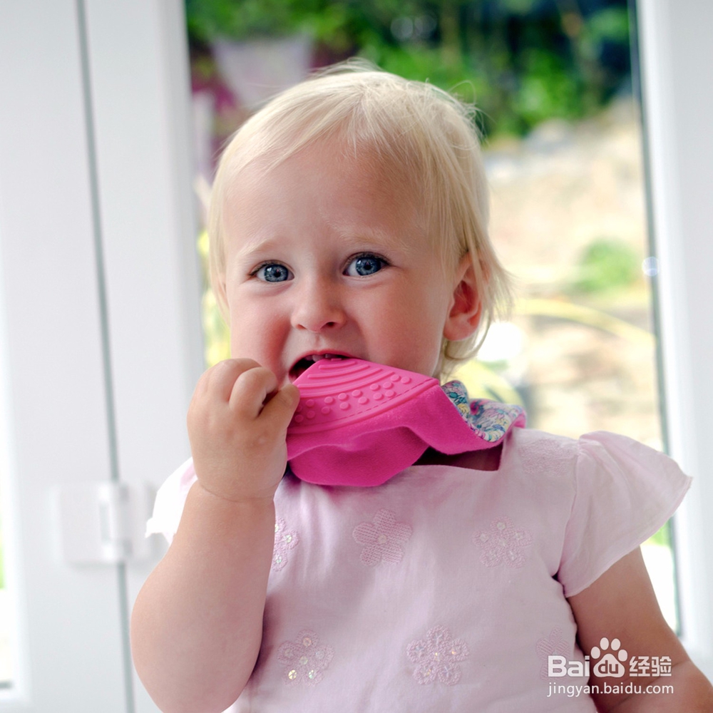 如何给出牙期孩子挑选牙胶或围兜？