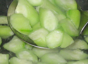 丝瓜炒油条的做法