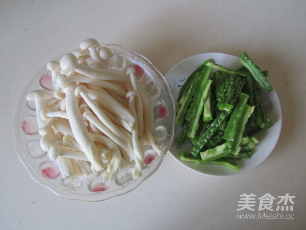 苦瓜炒白玉菇