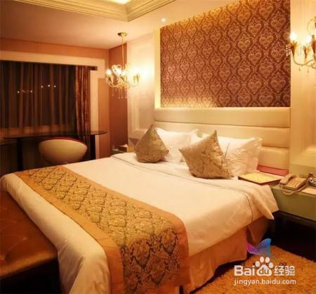 酒店客房床尾为什么要放一块布?很多人都不清楚…