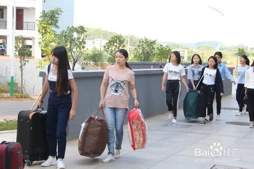 怎么辨别大一到大四的大学生