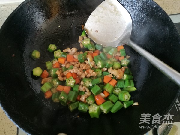 秋葵胡萝卜炒肉丁