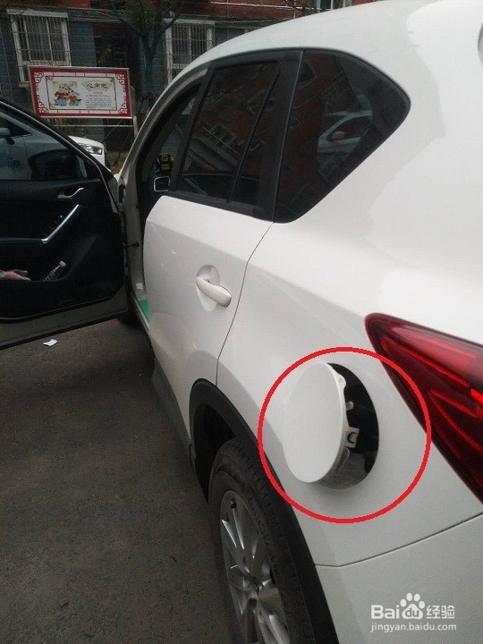 CX-5怎么自己添加玻璃水，如何打开油箱盖