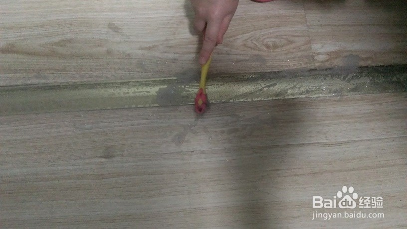 地板接缝处污渍如何清洁省时省力