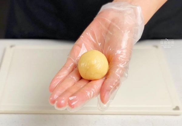 金沙咸蛋黄肉松月饼