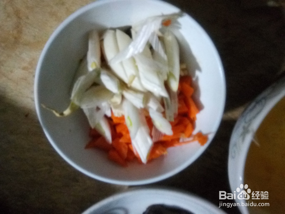 辣味鸡蛋胡萝卜丁炒大米粥