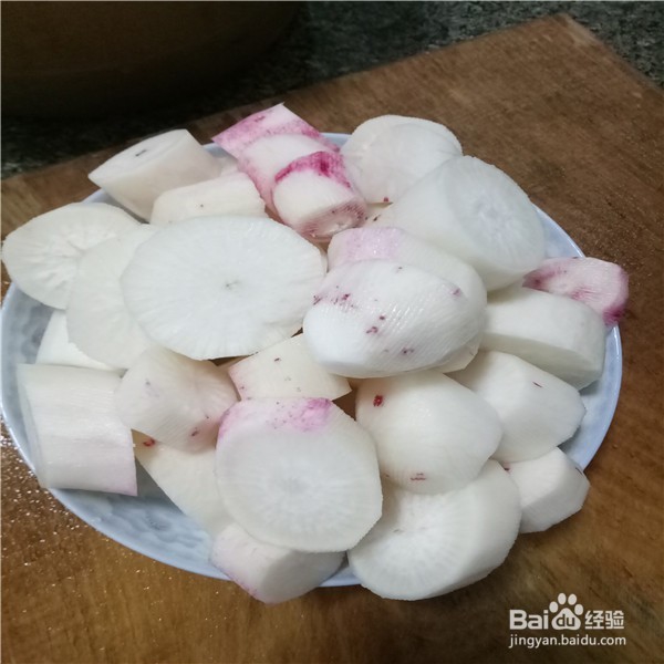 牛排骨炖萝卜的做法。