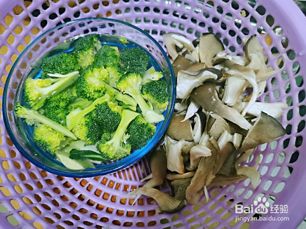 蘑菇炒西兰花的做法