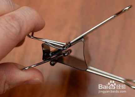 用办公铁夹制作手机、平板支架