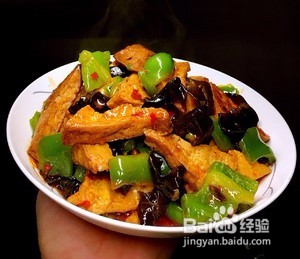 家常青椒木耳烧豆腐怎么做？超好吃简单的教程