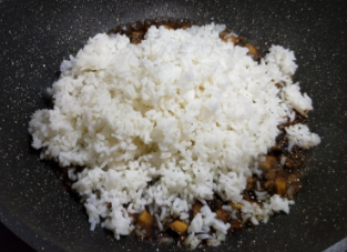 香菇酱油炒饭