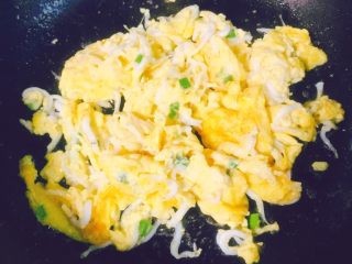 营养美味的银鱼炒鸡蛋