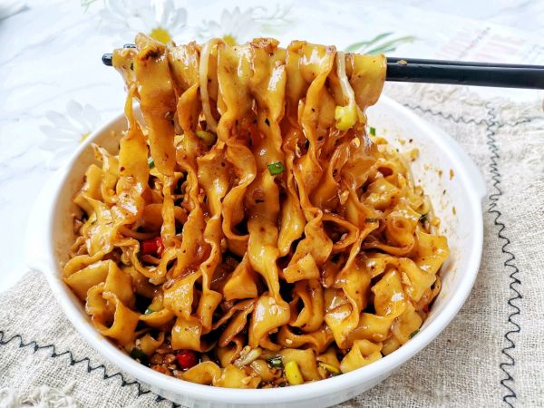 香拌油泼刀削面