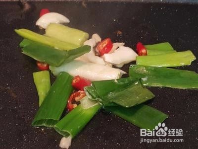 ！特色美食辣味葱爆鸡丁的做法